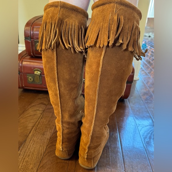Minnetonka suede fringe lace up boots. Womens size 5 - Picture 6 of 11
